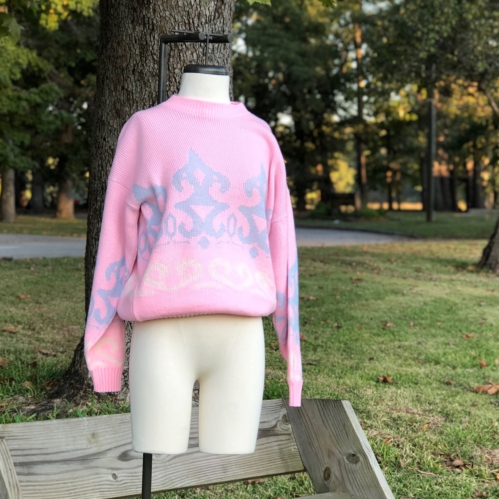 Knitted light pink sweater/jumper w/design
